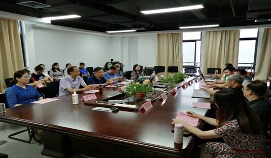 会议室里的人们 描述已自动生成