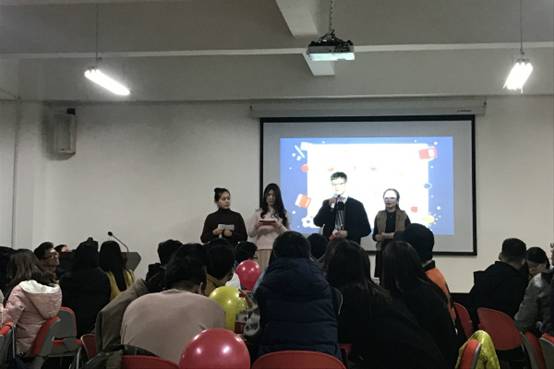 图片包含 室内, 人员, 墙壁, 天花板
已生成极高可信度的说明