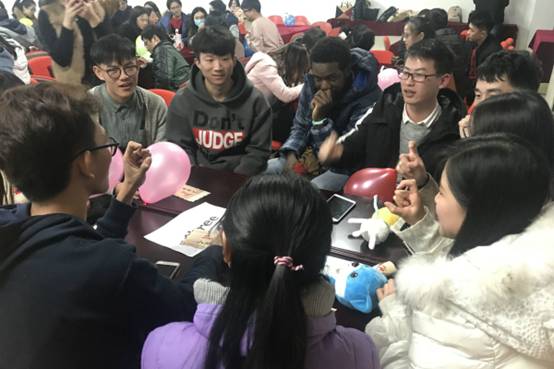 图片包含 人员, 室内, 孩子, 人群
已生成高可信度的说明