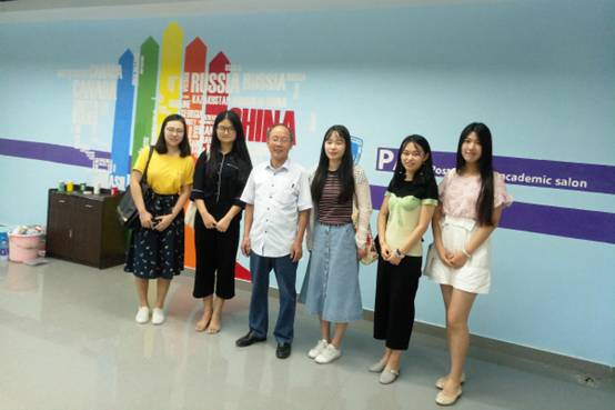 图片包含 人员, 地板, 室内, 群组
已生成极高可信度的说明