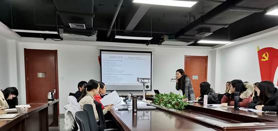 图片包含 室内, 天花板, 墙壁, 餐桌 描述已自动生成