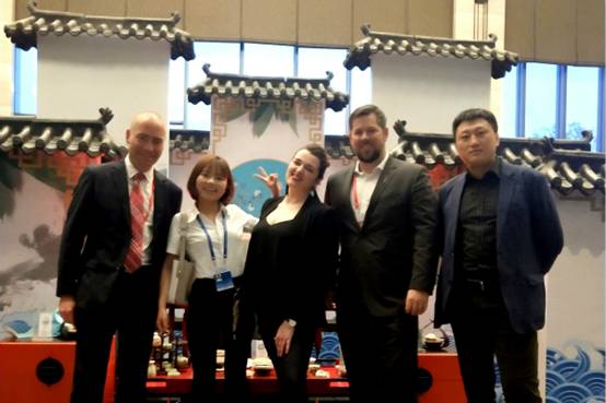 图片包含 人员, 室内, 站立, 地板
已生成极高可信度的说明