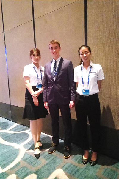 图片包含 人员, 室内, 地板, 站立
已生成极高可信度的说明