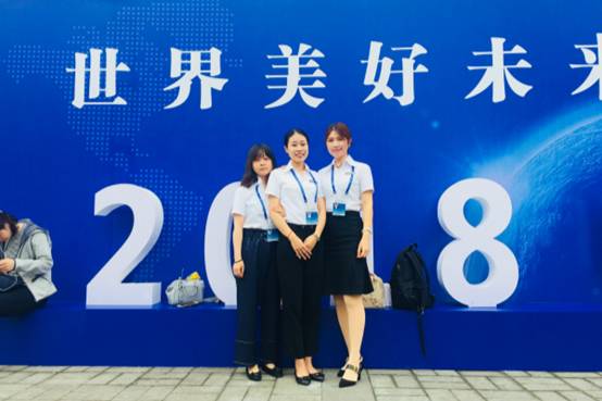 图片包含 网球, 户外, 球拍, 球场
已生成极高可信度的说明